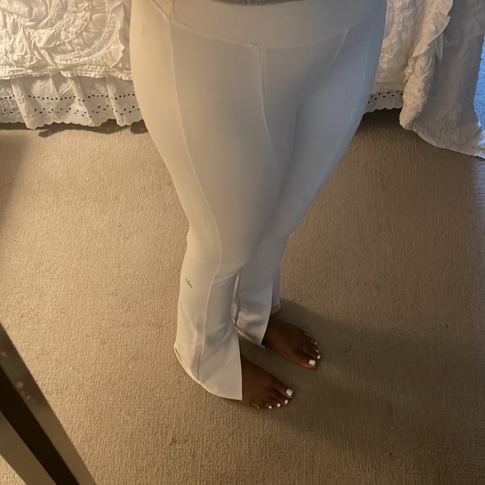 NEW Alo Yoga Flutter Leggings in Ivory
